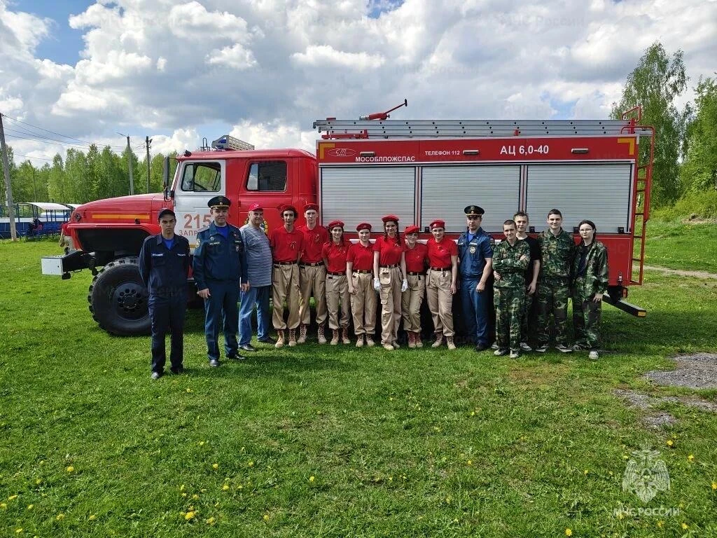 🚒 Сотрудники МЧС России приняли участие в организации и проведении военно-патриотическ...