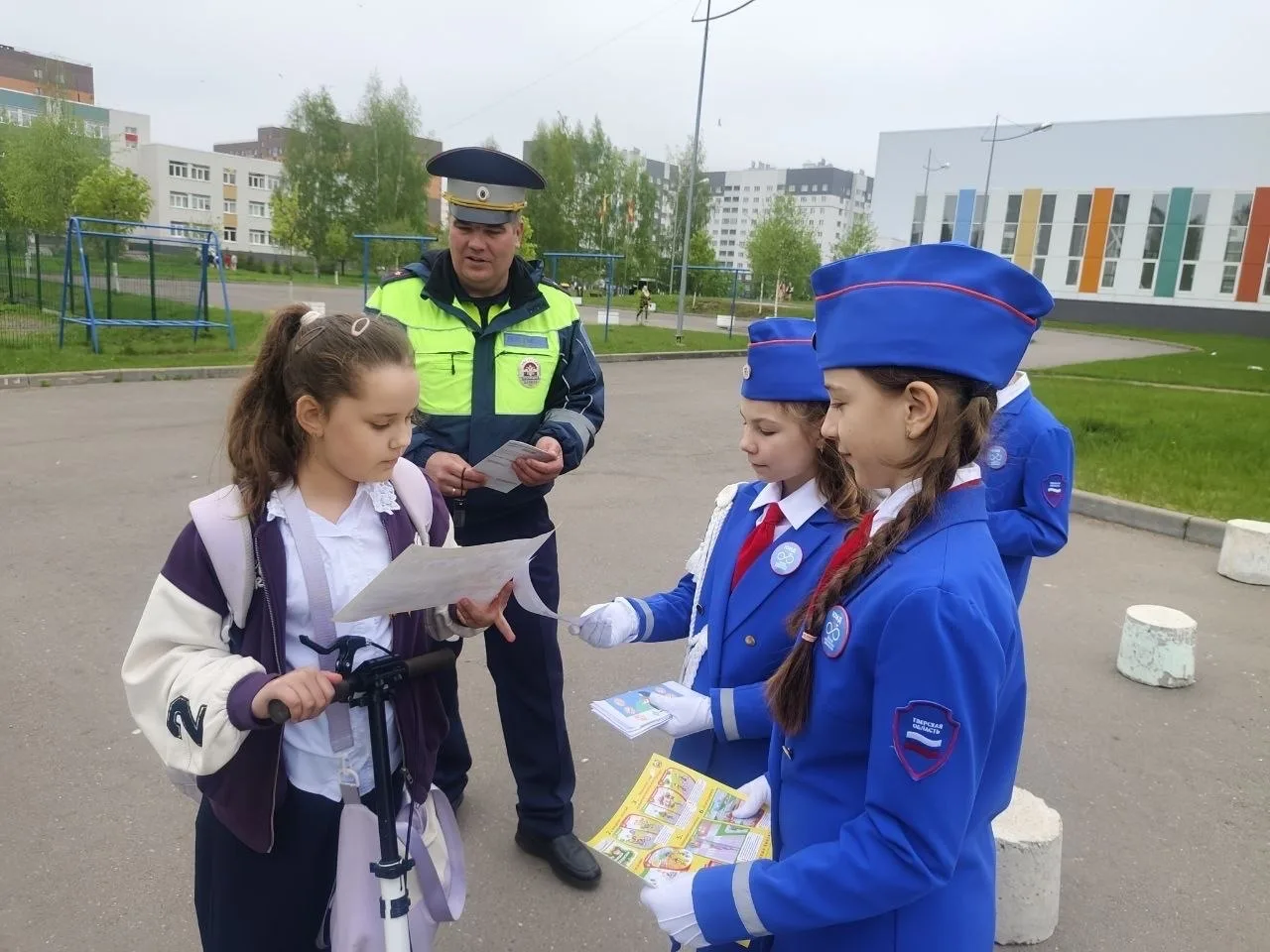 👮‍♂️🛣️Сотрудники Госавтоинспекции города Твери совместно с отрядом ЮИД СОШ № 50 провели мероприятие 