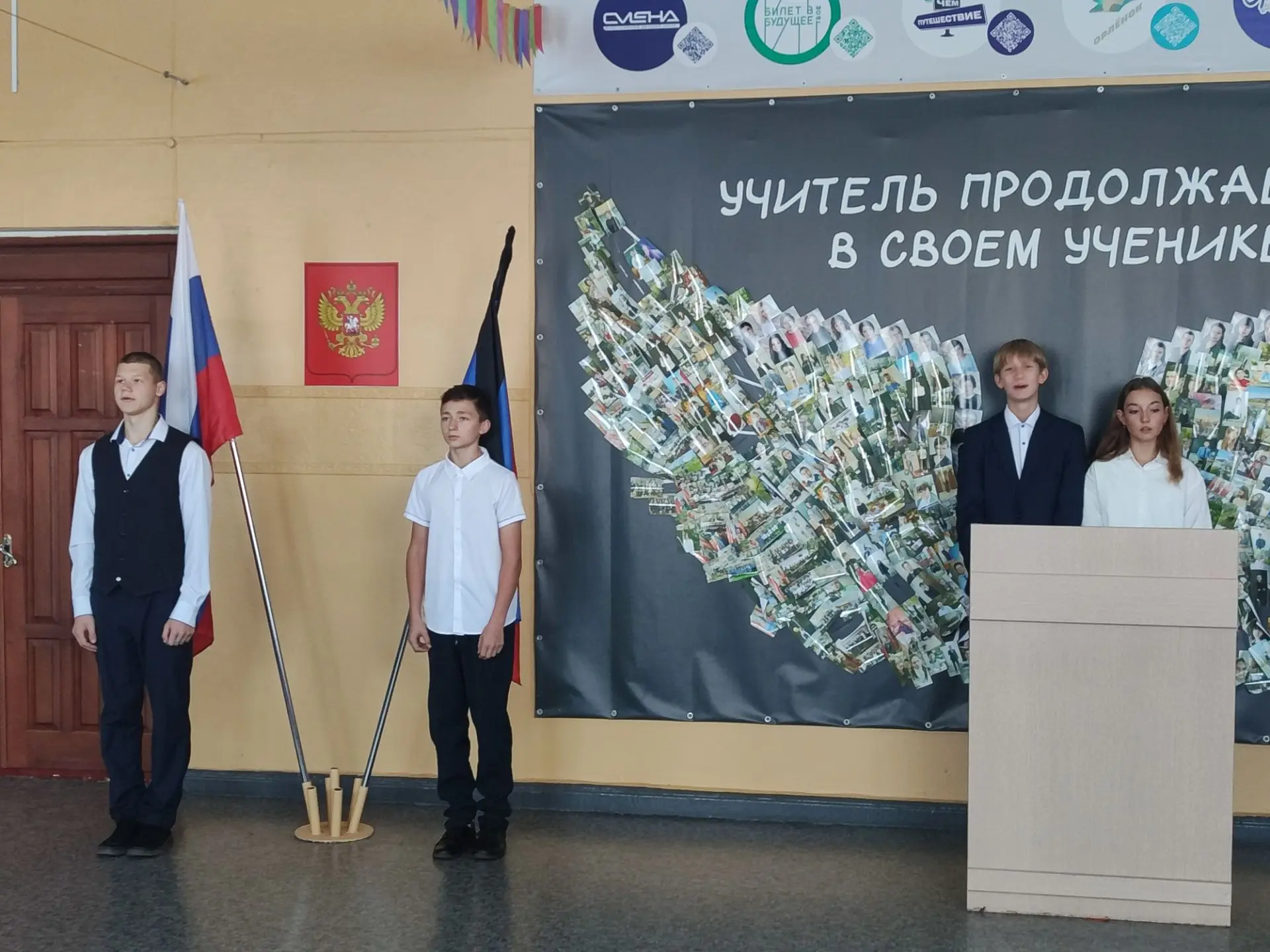 🎊 Эта неделя, по традиции, началась с общешкольной линейки! 🎊