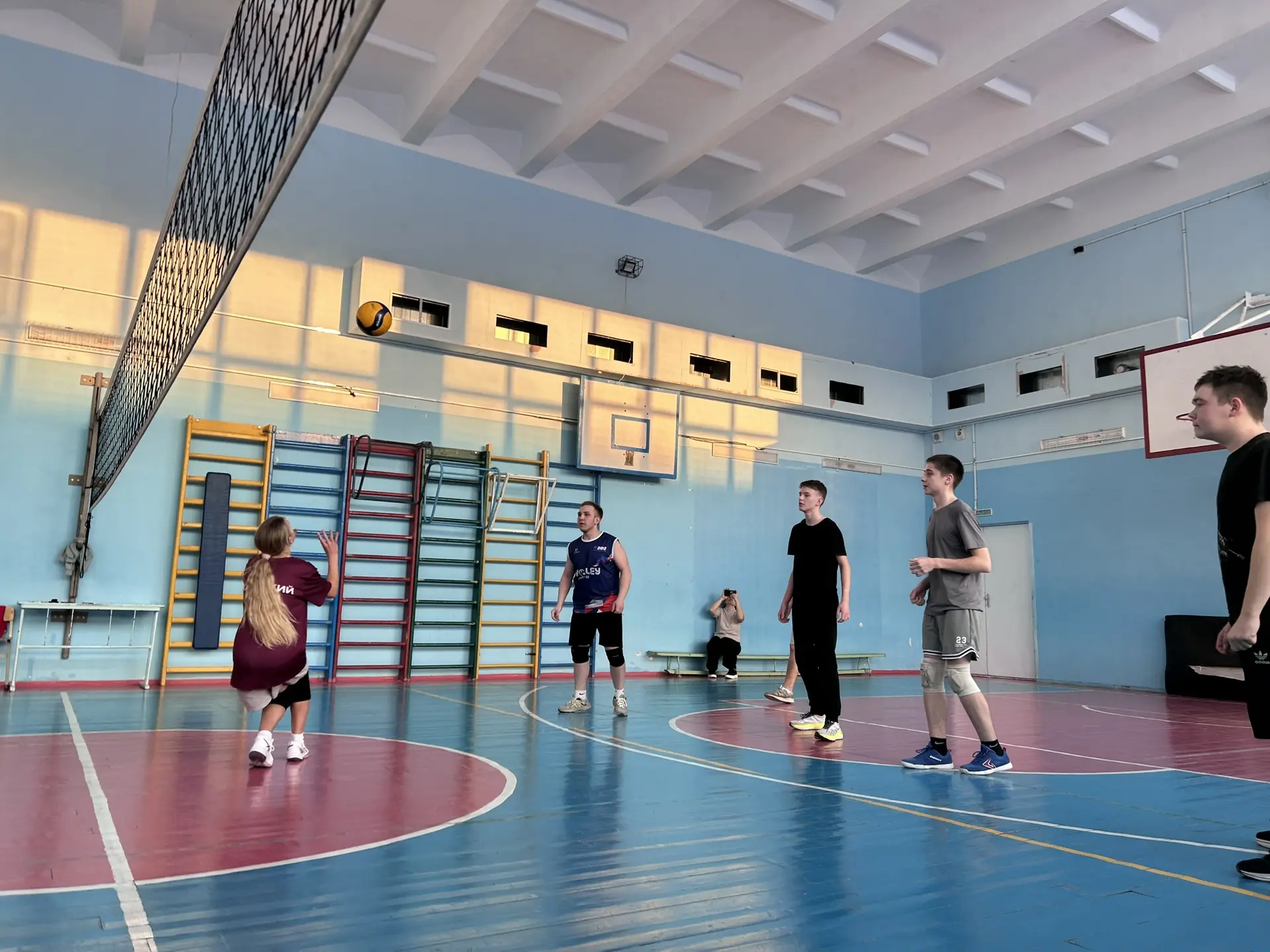 🏐 Товарищеский волейбольный матч в честь Дня памяти  В нашей школе прошёл товарищеский матч по волей