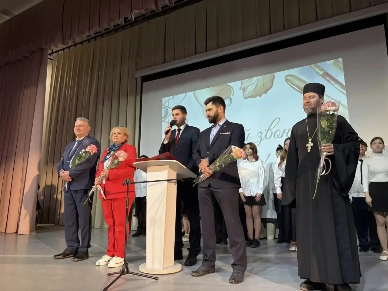 🔔 Последний звонок в МОБУ «СОШ «Янинский ЦО»  Сегодня в нашей школе царила особенная атмосфера: волн