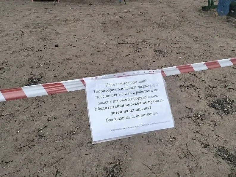 Начали установку новых детских площадок во всех трёх районах Смоленска. Подрядчик уже завозит матери