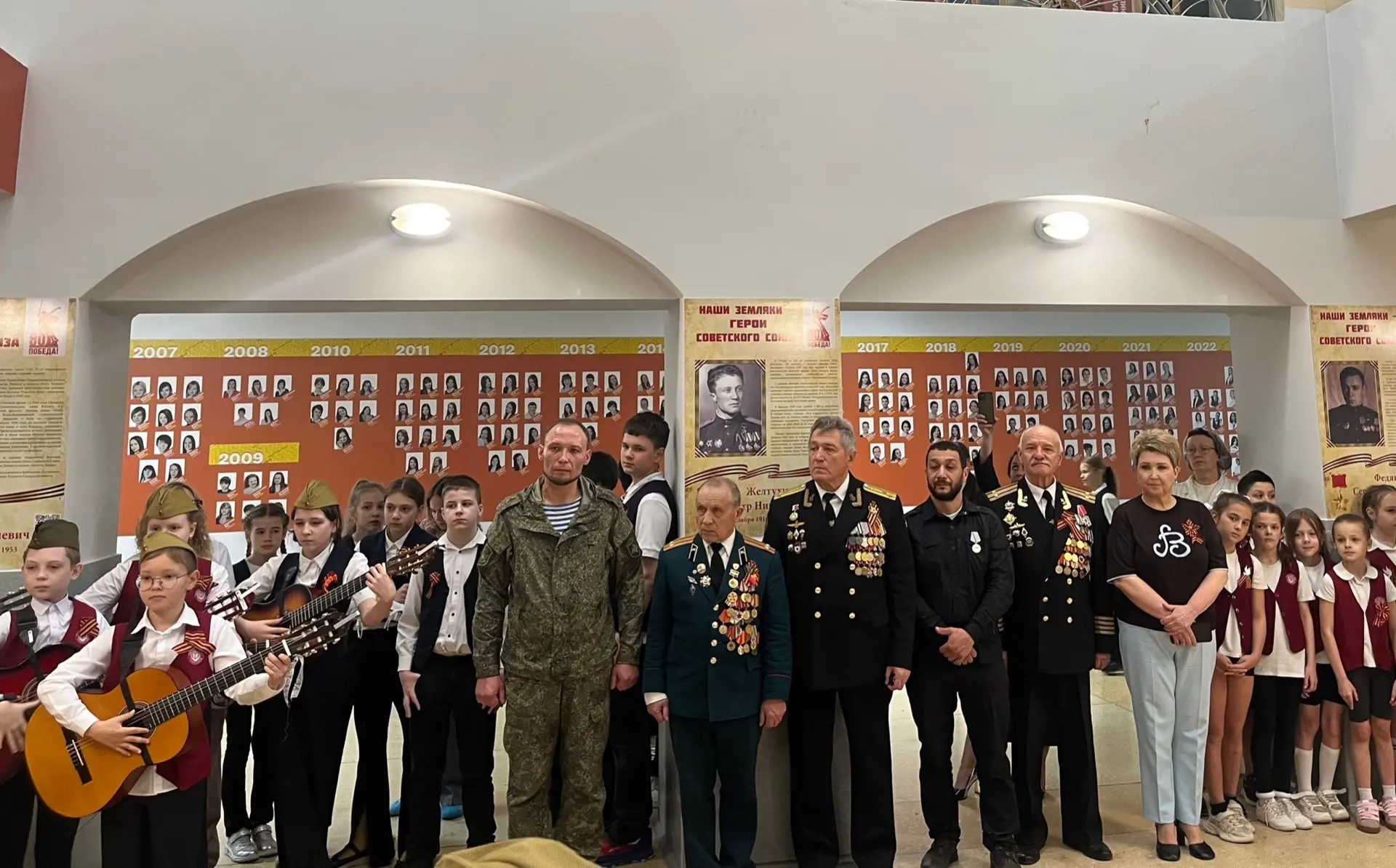 Ко Дню Победы в гимназии прошло традиционное торжественное мероприятие «Гитара в строю».   Воспитанн