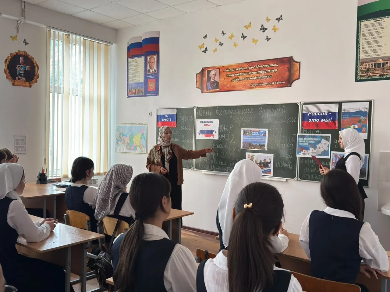 🎒🇷🇺 Урок мужества и исторической правды: в нашей школе прошли классные часы ко Дню в...