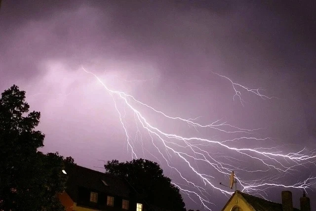 ⚡️⛈В ближайшие 1-2 часа местами в Самарской области ожидается гроза, ливень, град, усиление ветра до