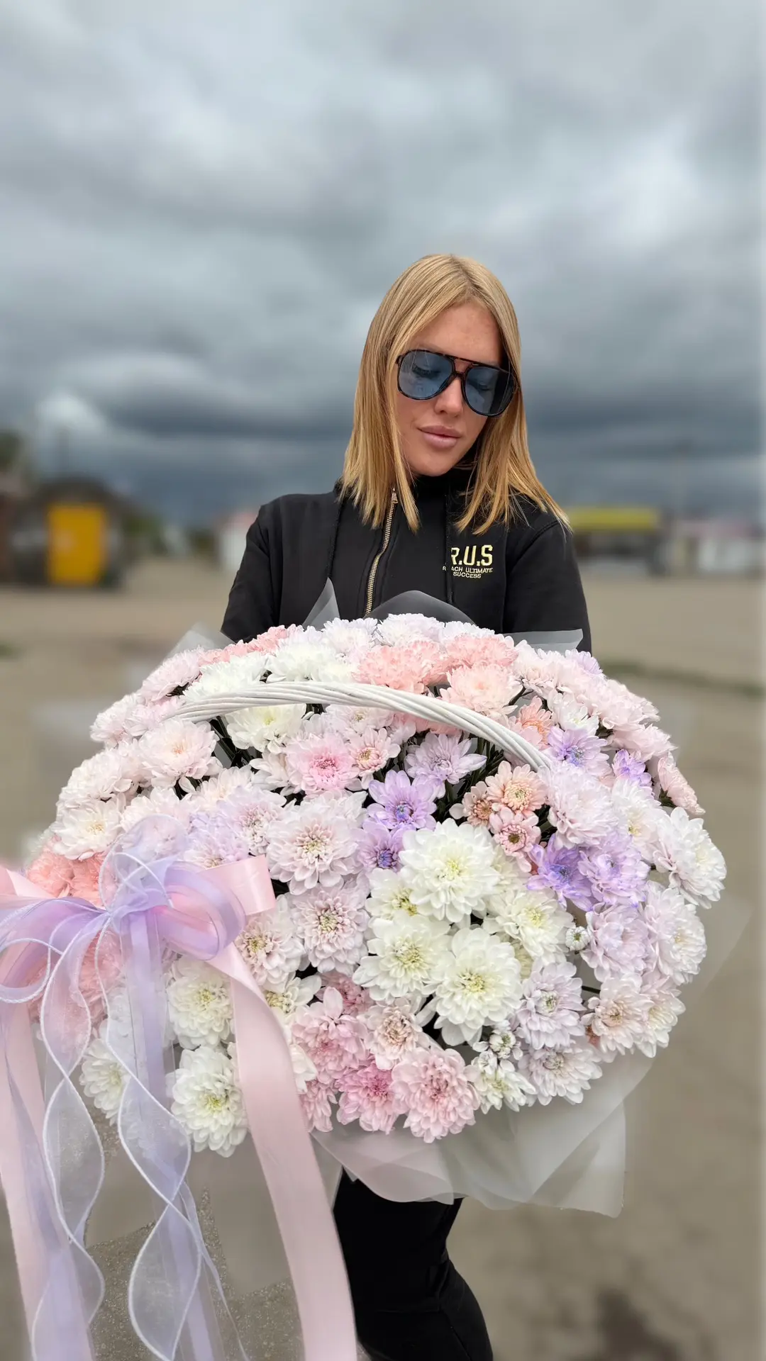 Корзина из кустовых хризантем сорта Алтай