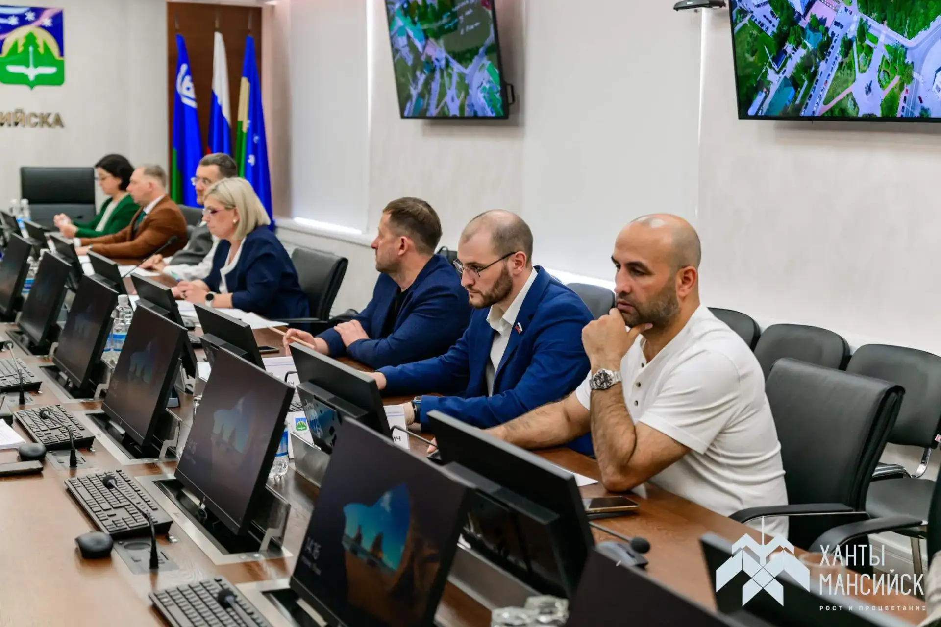 В Ханты-Мансийске прошло заседание комитета по городскому хозяйству Думы города 🏛️  📝 На нём обсудил