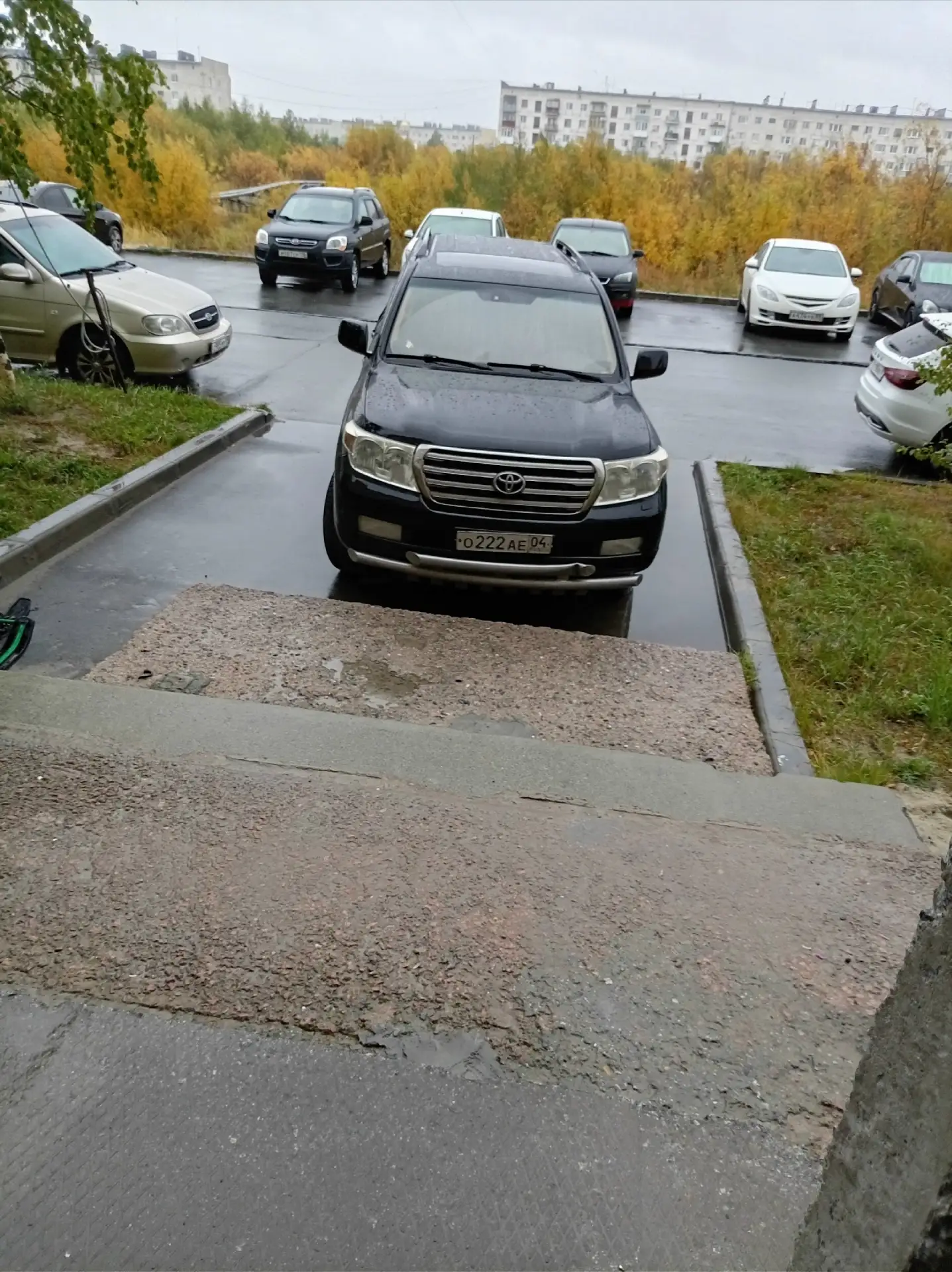Топчева 9 не ставьте так автомобиль к лестнице ,с коляской не удобно проходить