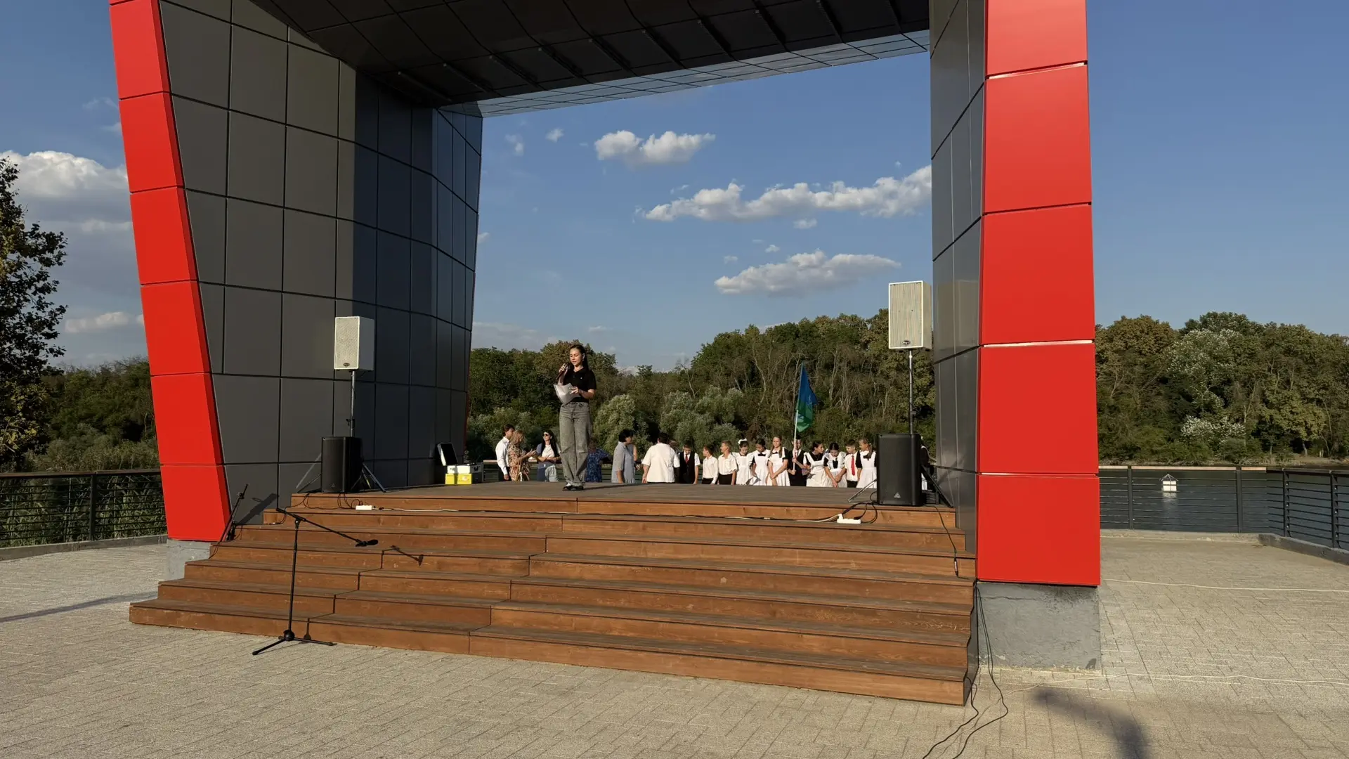 🇷🇺 Сегодня на городской набережной царила особенная атмосфера — там проходил День рай...