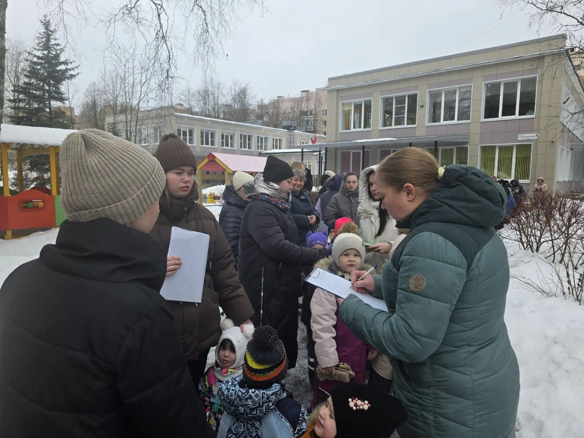 Жизнь полна неожиданностей, и важно научить ребенка сохранять спокойствие в сложных ситуациях, наход