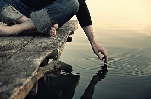 Этот мир — как вода, и ум любого человека тоже подобен воде. Нет устойчивых волн, в отличие от воды.