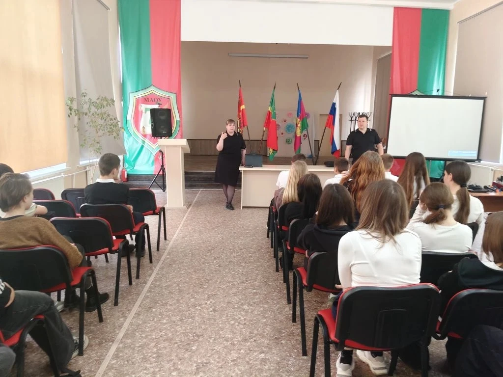 🚆 Безопасность превыше всего: встреча с транспортной полицией  В нашей школе прошла важная профилакт