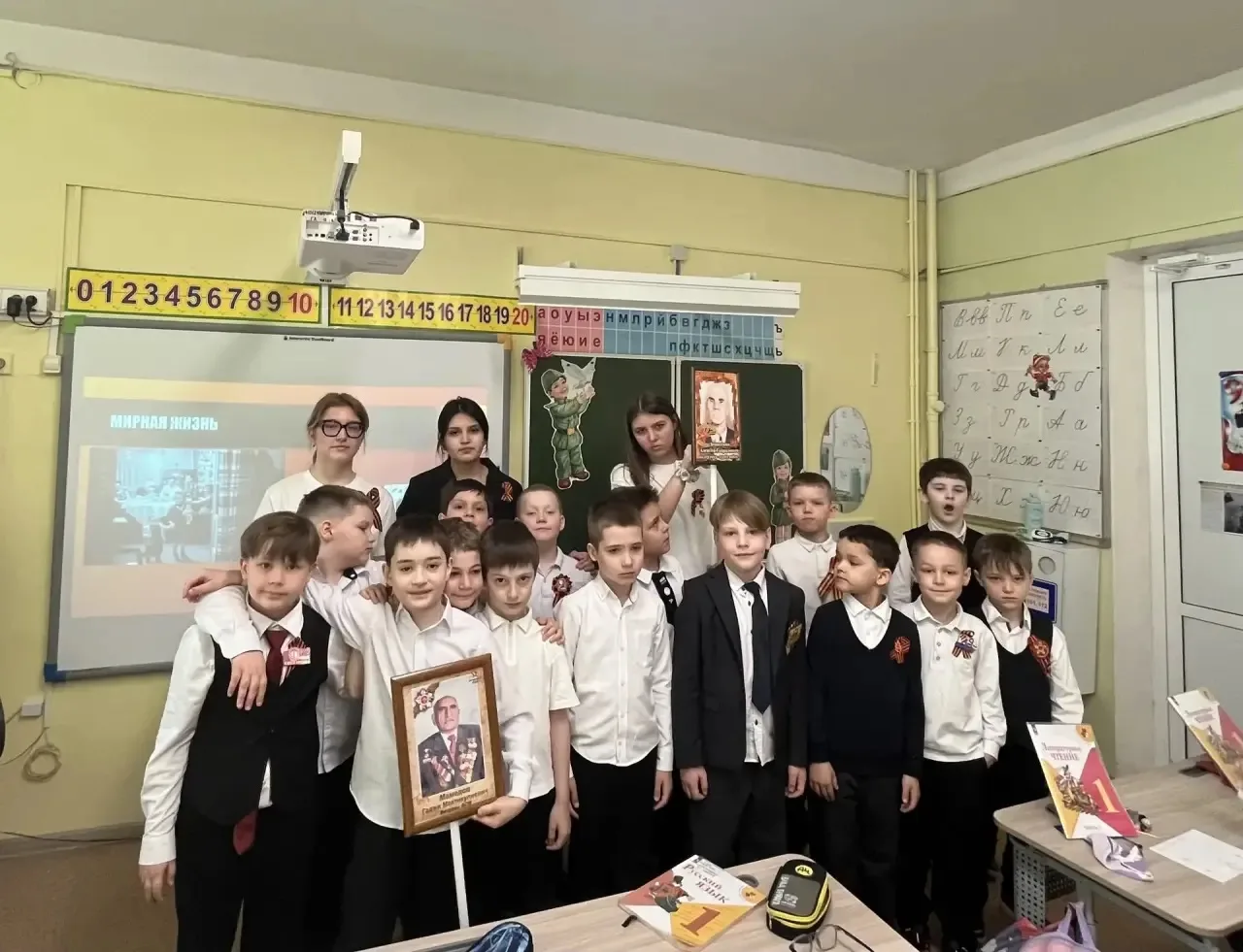 🕊️ВОЛОНТЕРЫ ПОБЕДЫ   В 1Б классе (классный руководитель Мандрик О. Ю.) состоялся классный час, посвя