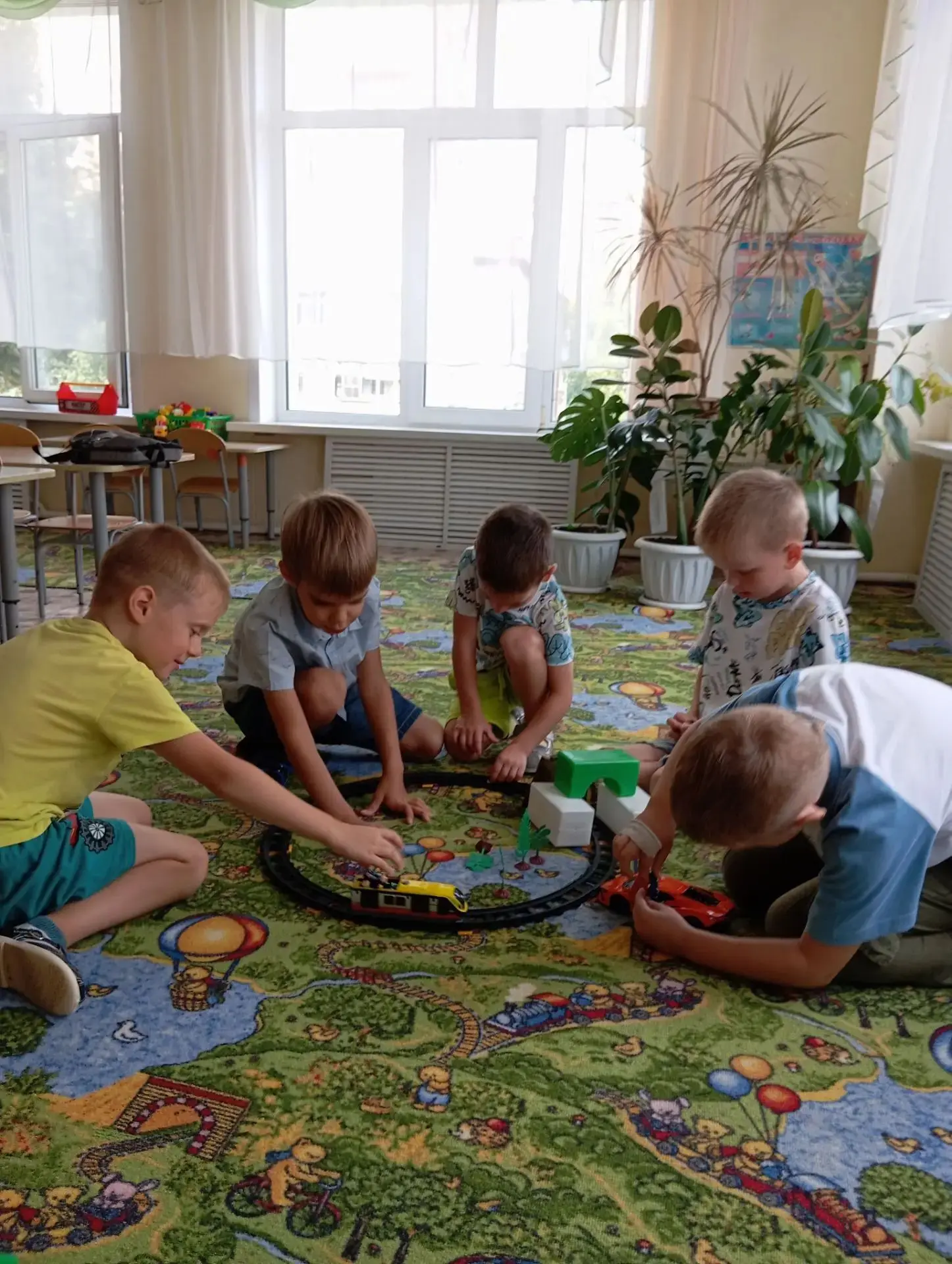 Мы сегодня машинисты. 
Поезд скорый наш и быстрый. 
Под весёлый стук колёс, 
Пассажиров он повёз.