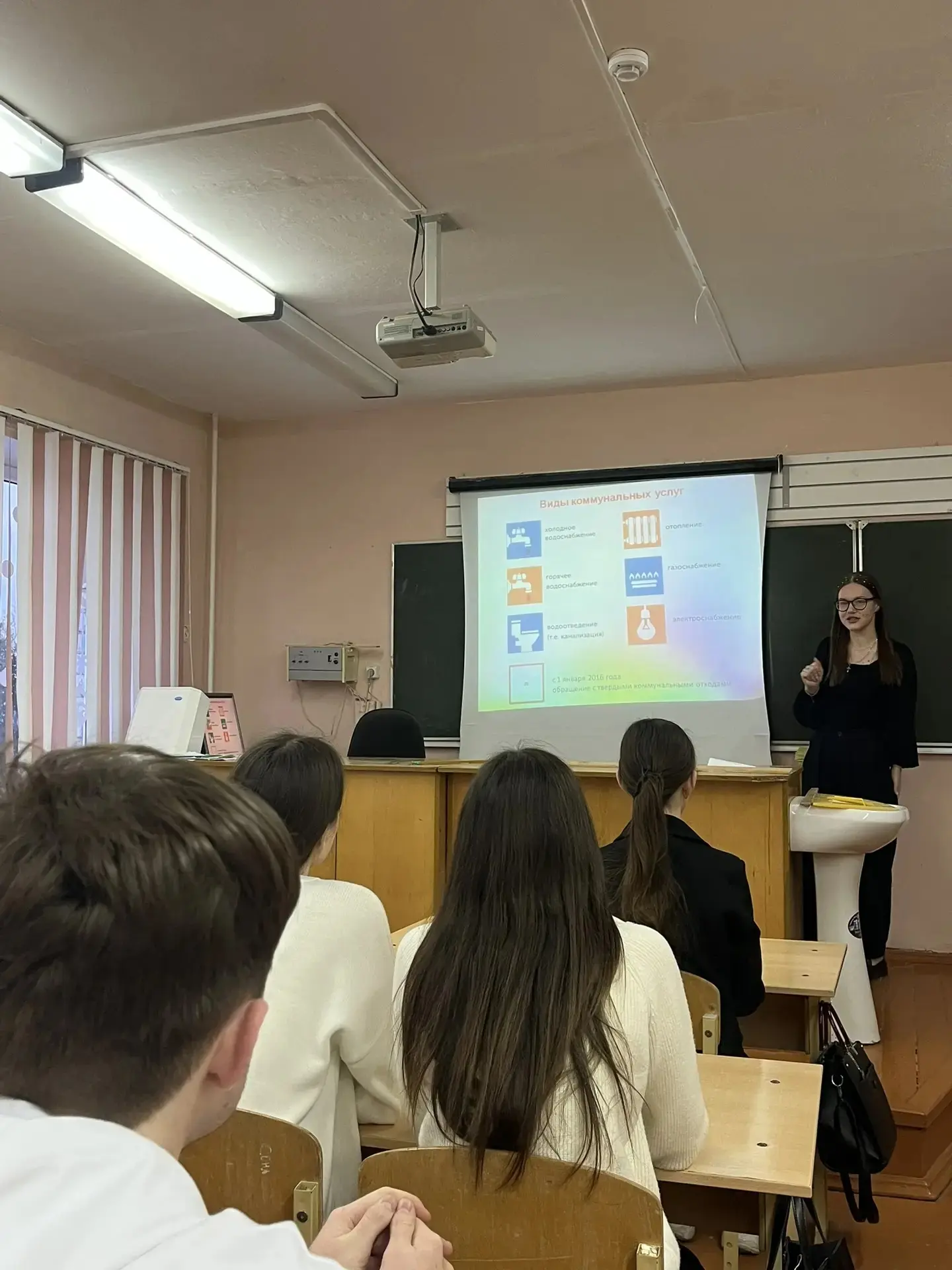 В рамках проекта "Школа ЖКХ" в гимназии во 2 четверти проходили тематические беседы, классные часы с