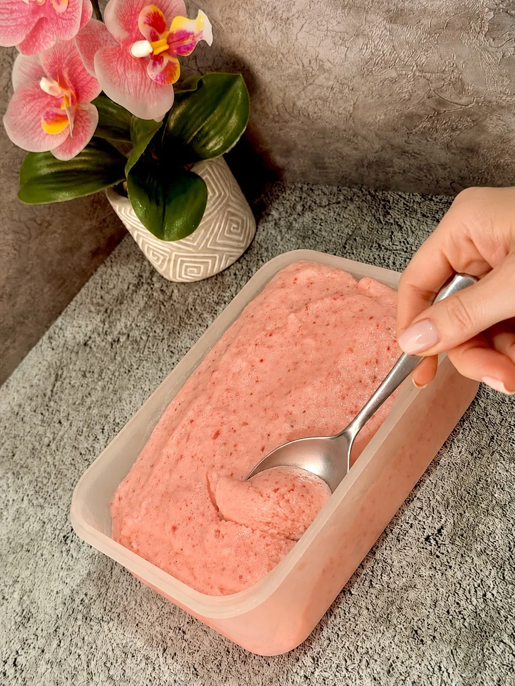 Лето - время мороженого! 🍧 
🍓 Клубничное мороженое на кокосовом молоке 

🔪 Потребуется:
1. Клубни