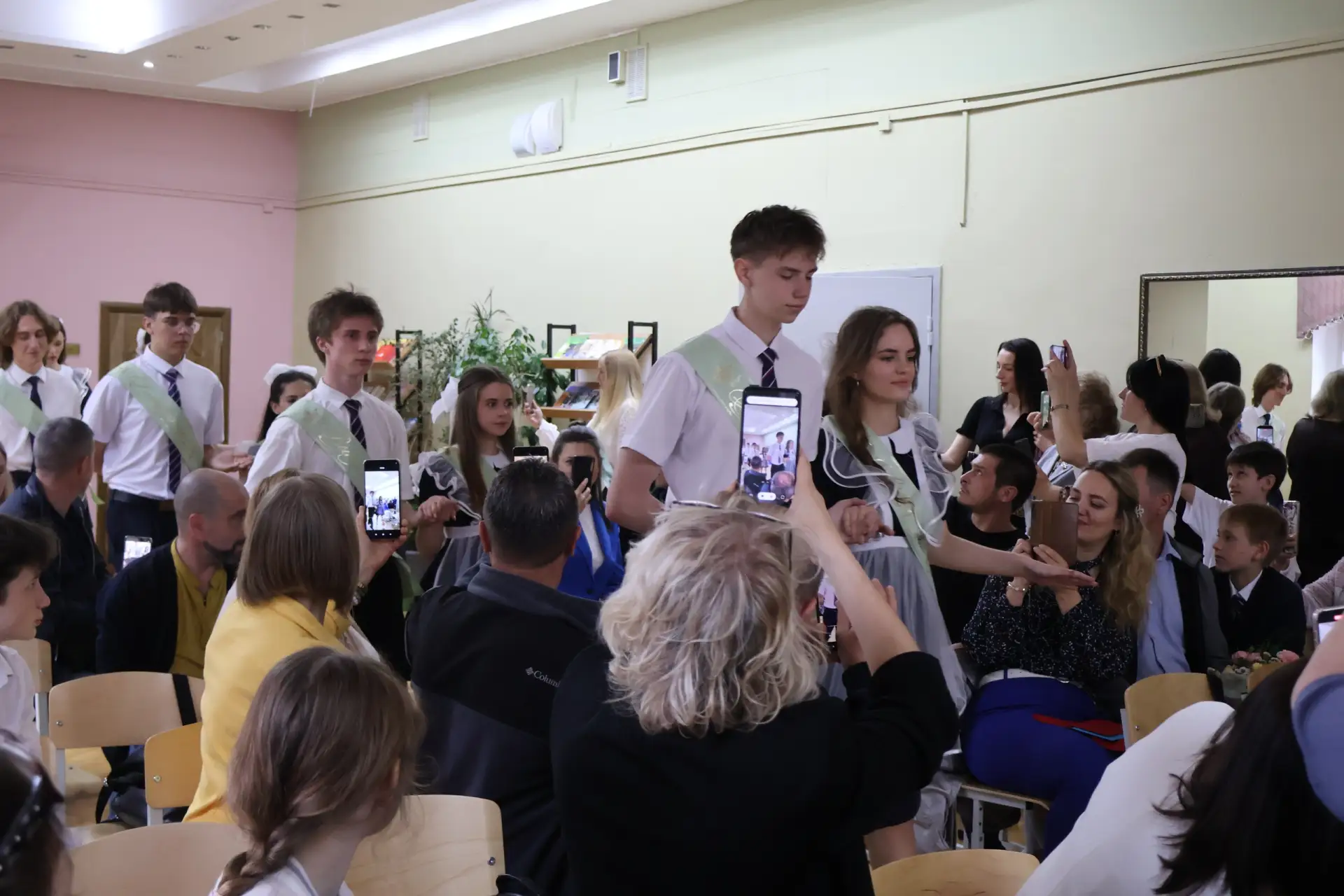 ✨✨✨Наши выпускники 11 А класса подготовили трогательный и запоминающийся последний урок-путешествие 