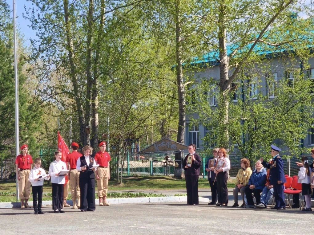 Сегодня школьный двор стал местом общей памяти и гордости. У нас прошел митинг, посвяще...