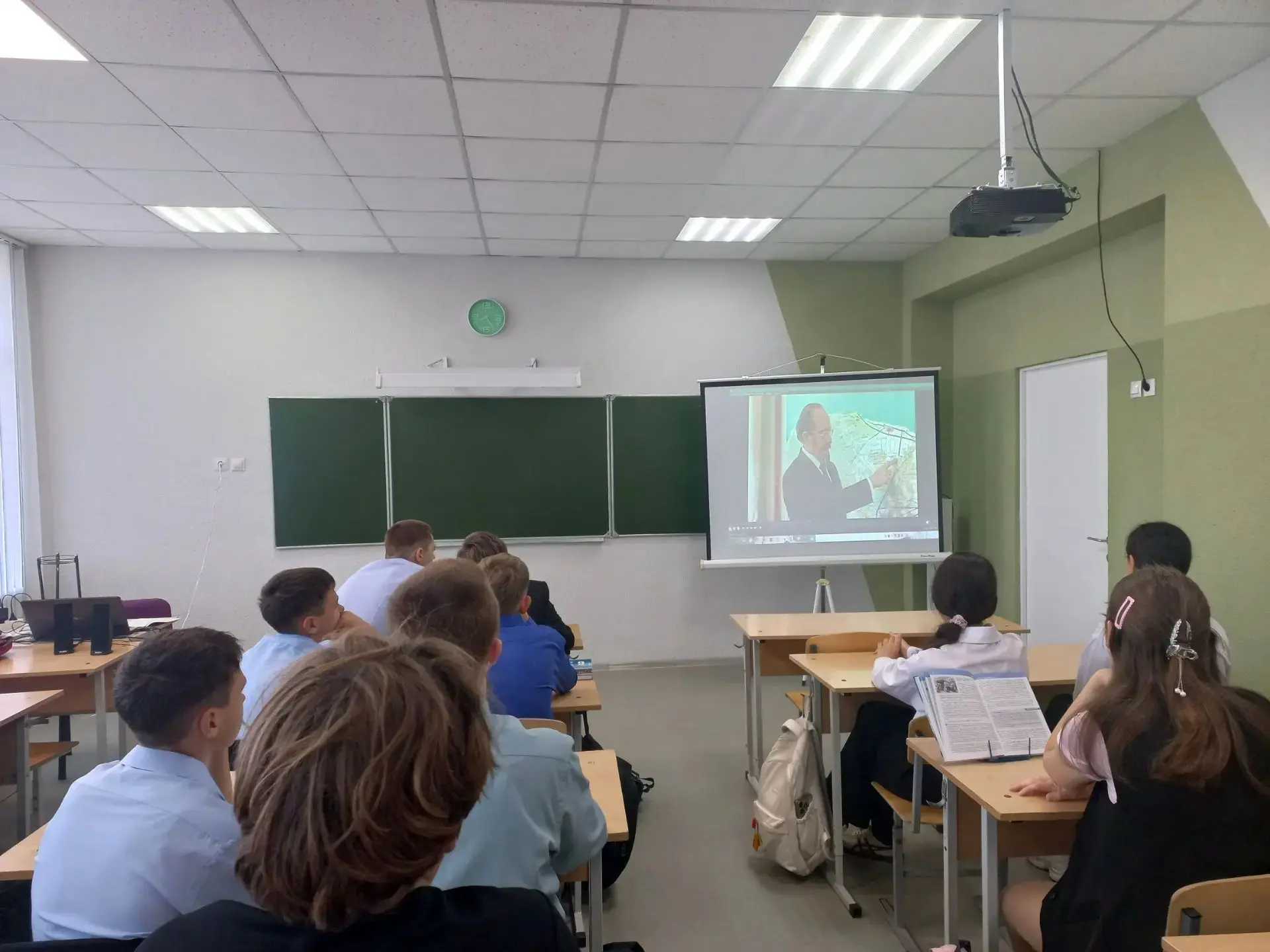 В 9 В классе прошло занятие «Разговоры о важном», посвящённое военному инженеру Н.И. Пу...