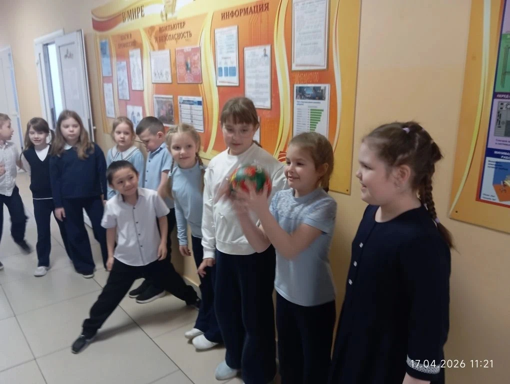 Полезная перемена: играем с мячом и развиваемся!  Сегодня на перемене для учеников начальных классов