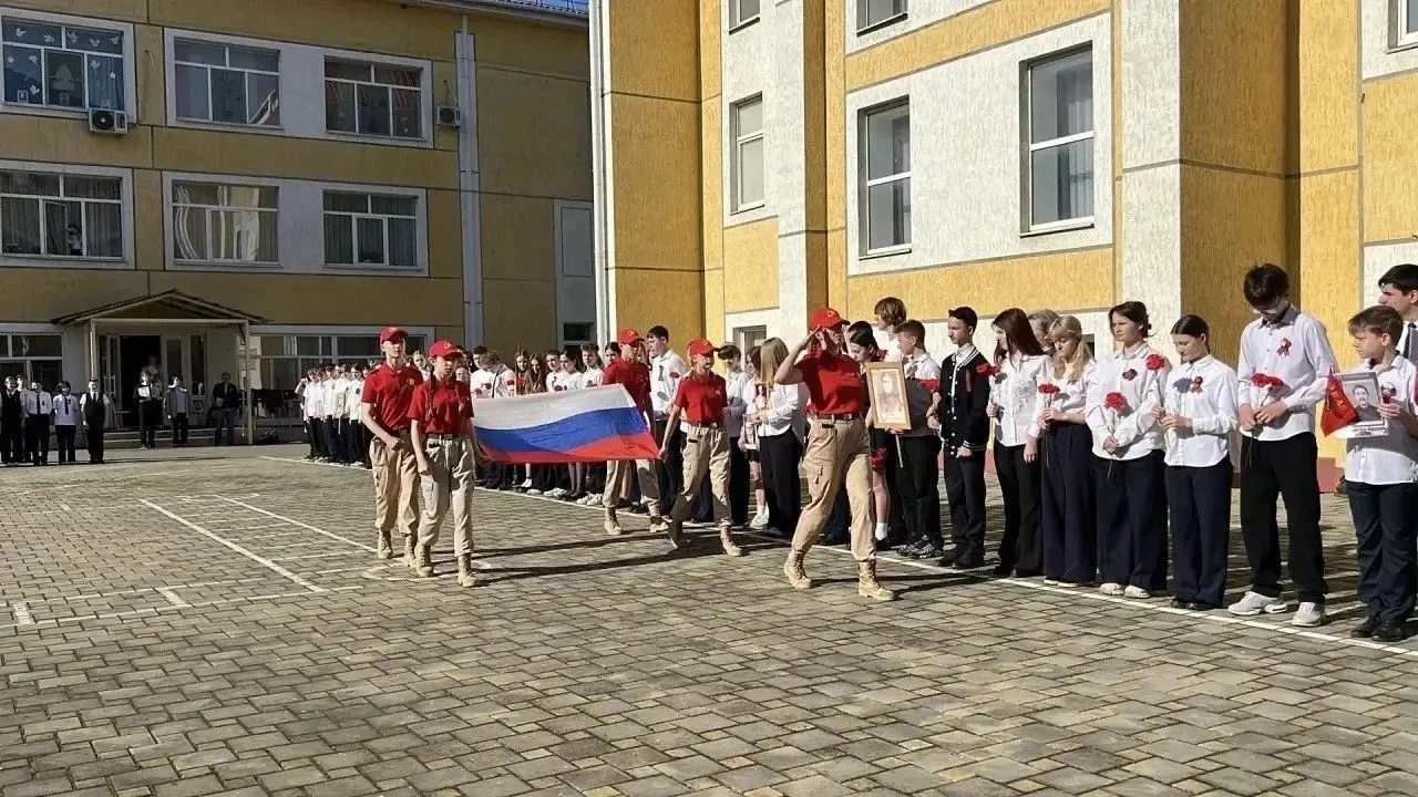 Во всех школах Абинского района прошли торжественные линейки, посвященные 81-й годовщине Великой Поб