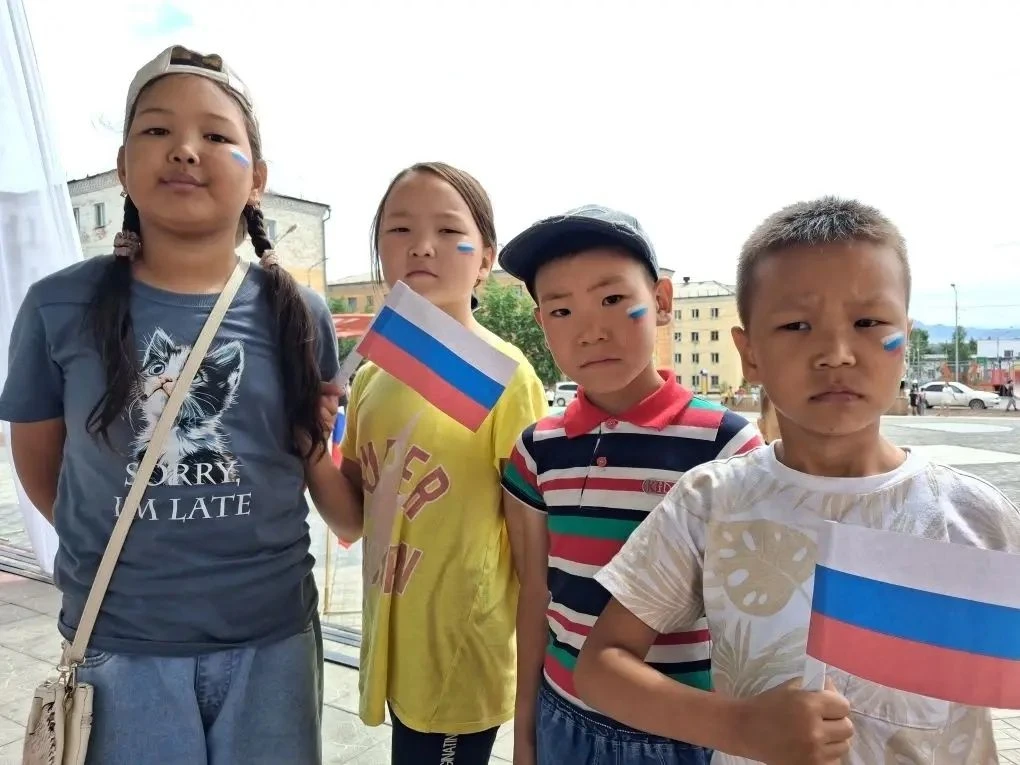 Патриотическая акция «Аквагрим триколор»! В честь Дня России работники Дворца культуры ...