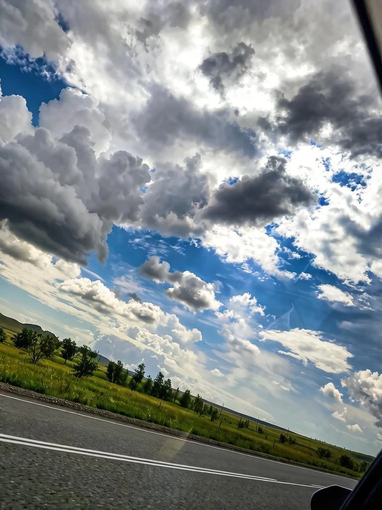 Доброе утро. В боковом зеркале — дорога, по которой вы уже проехали. Впереди — та, что ...