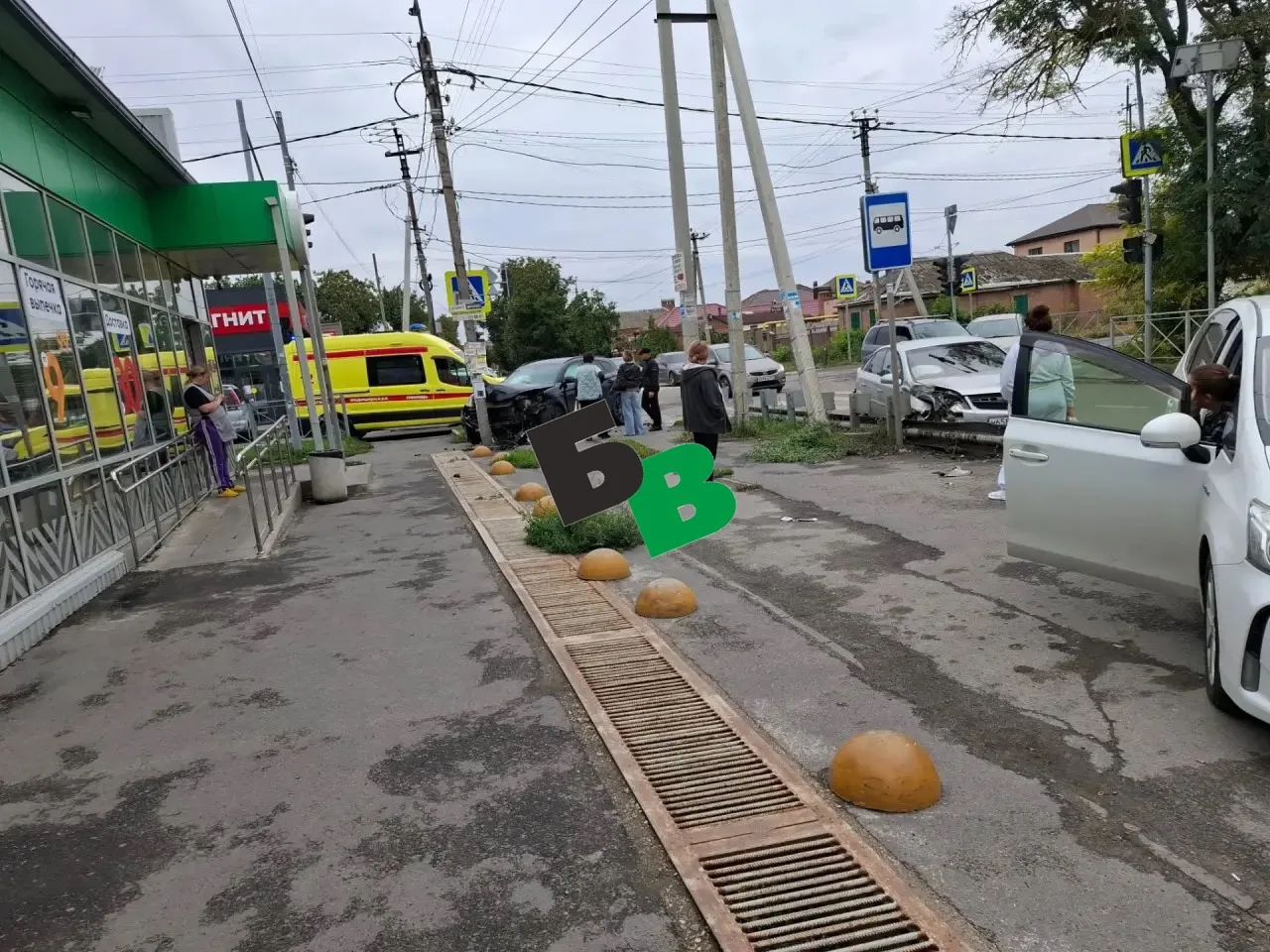 В Батайске произошло ДТП на перекрестке, где не работал светофор