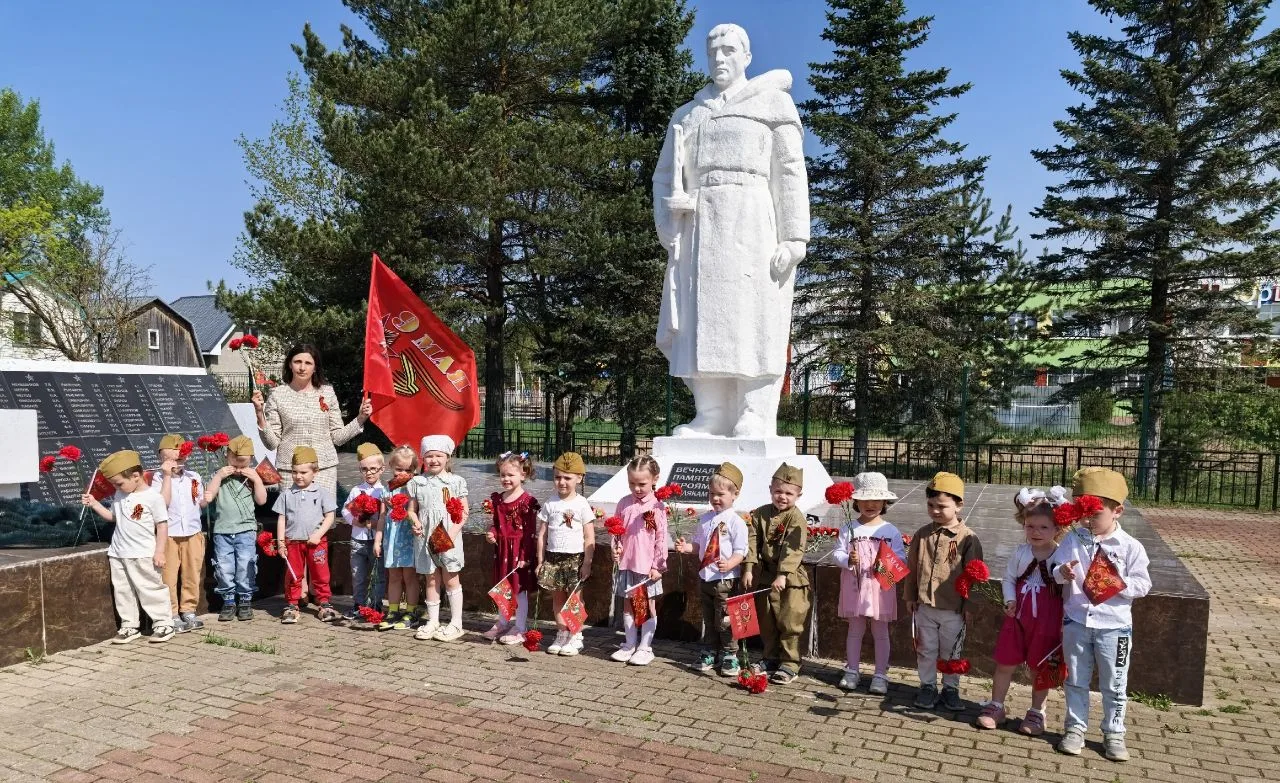 Девятого Мая земля вся цветет!