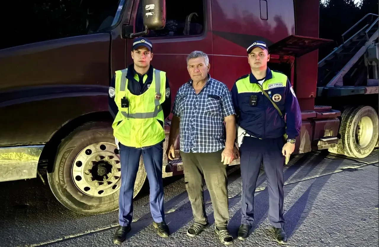 🤝Инспекторы ДПС в Югорске помогли водителю фуры, увязшей в песке
