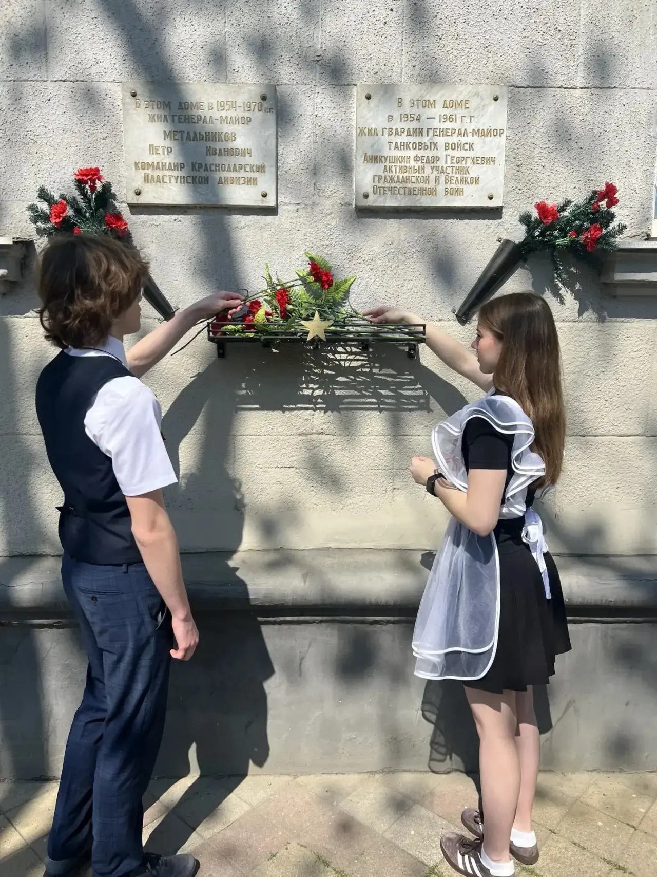 Сегодня учащиеся 11 «В» и 11 «Г» классов гимназии 87 возложили цветы к мемориальной доске. «В этом д