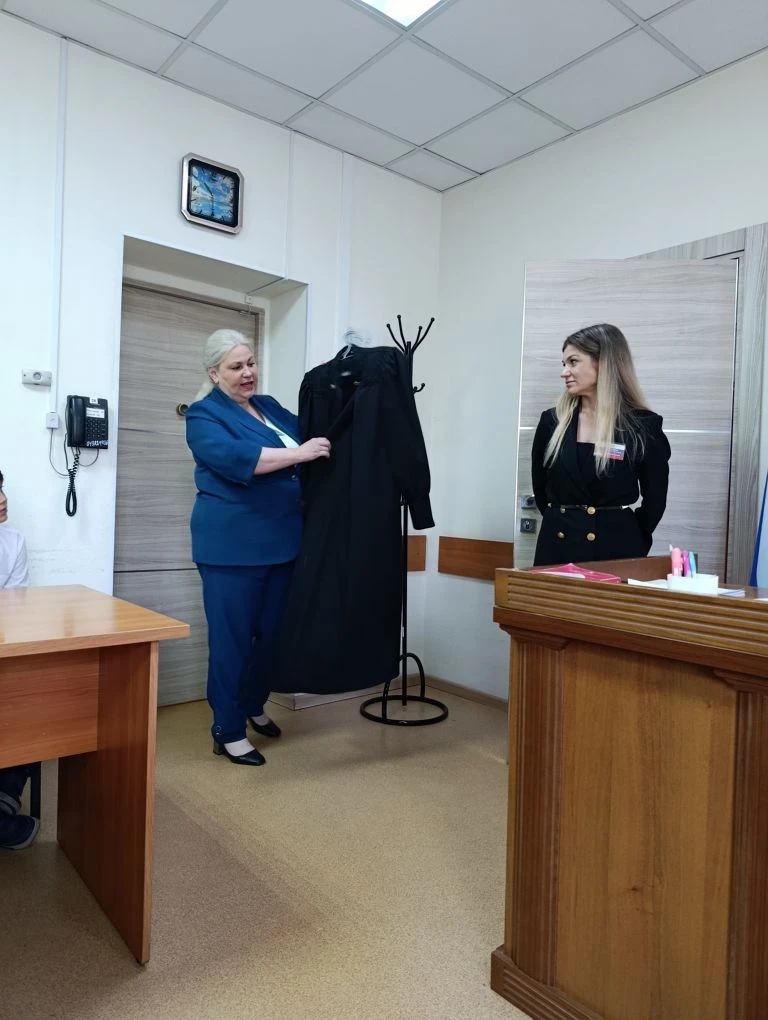 Ученики 5Д класса посетили Свердловский районный суд. Ребятам не только показали здание суда, но и п