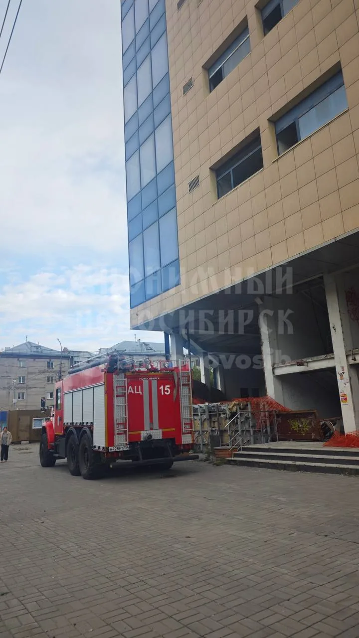 Сегодня возле ТЦ Подсолнух заметили пожарных — видимо в нем снова произошло возгорание
