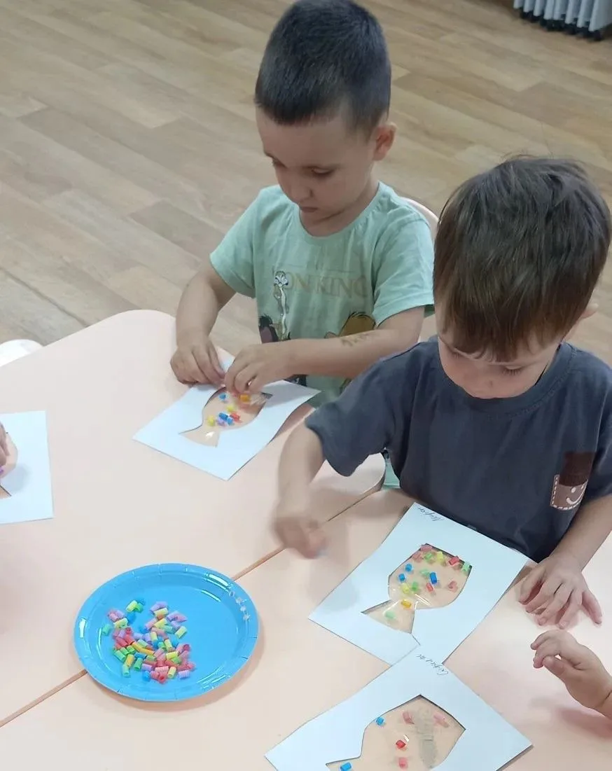 В младшей группе прошло интегрированное занятие по художественно-эстетическому развитию. Тема: "Стек