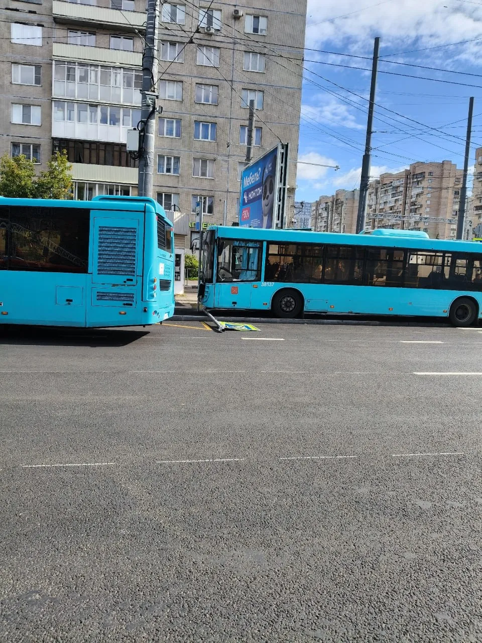 🚌 На Светлановском проспекте уснувший водитель автобуса врезался в остановку