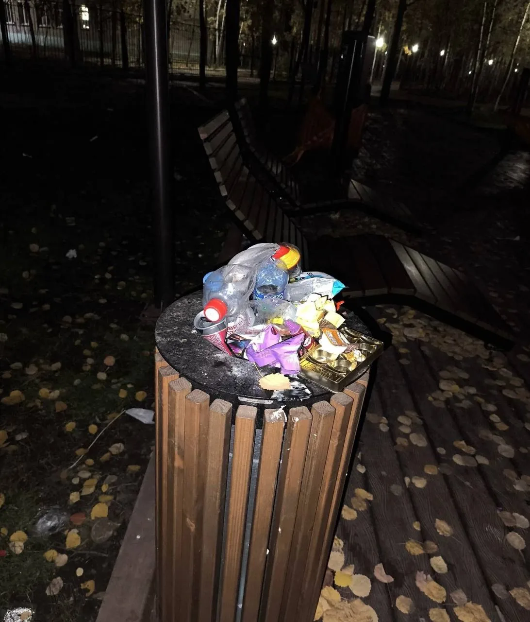 Новый сквер у библиотеки пришел в упадок спустя пару недель после открытия: сломанная м...