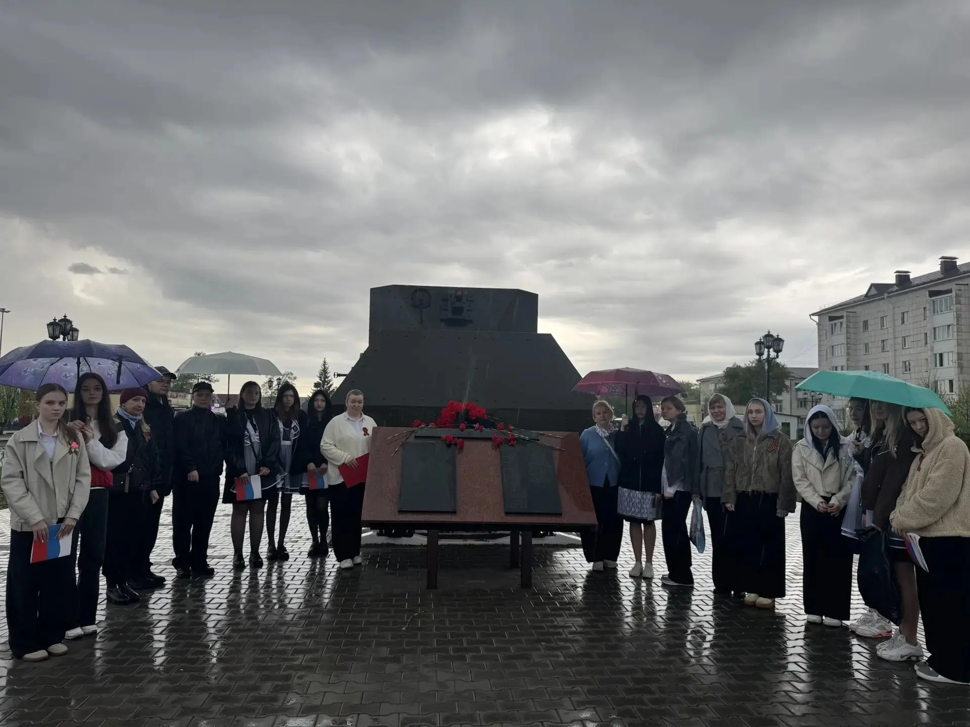 🚩 «Марш Памяти» в честь Дня Великой Победы   Вместо привычного торжественного построения школьники в
