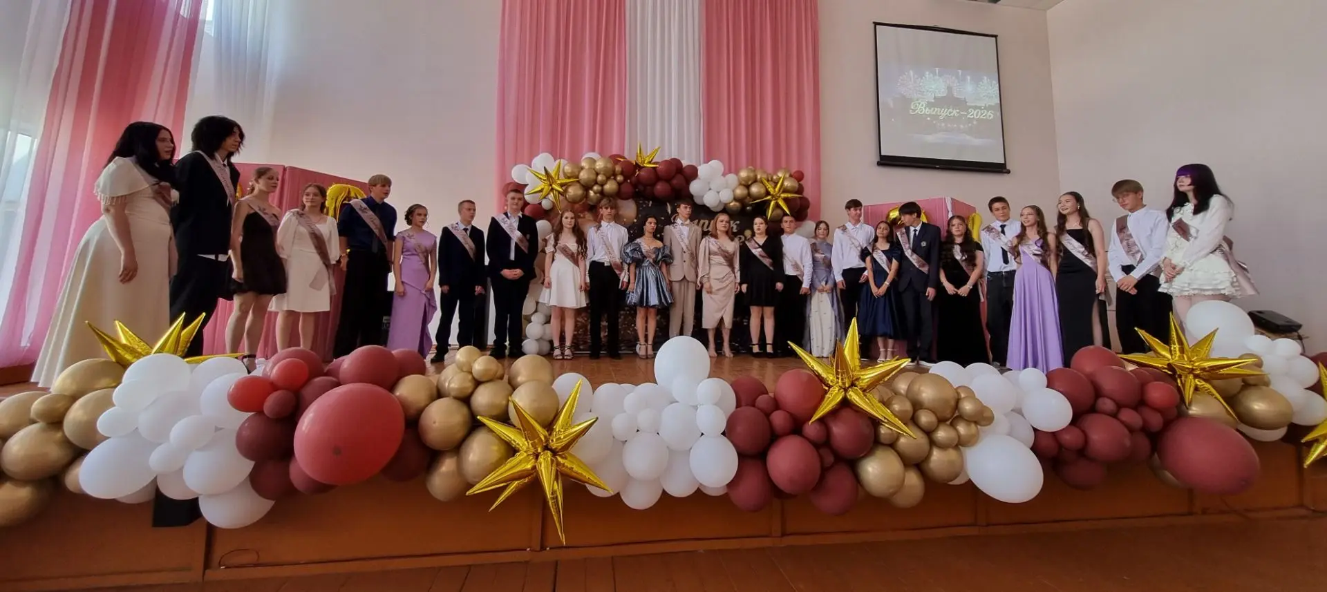 ✨️Какой же чудесный вечер мы провели сегодня!✨️В нашей школе состоялся выпускной для наших замечател