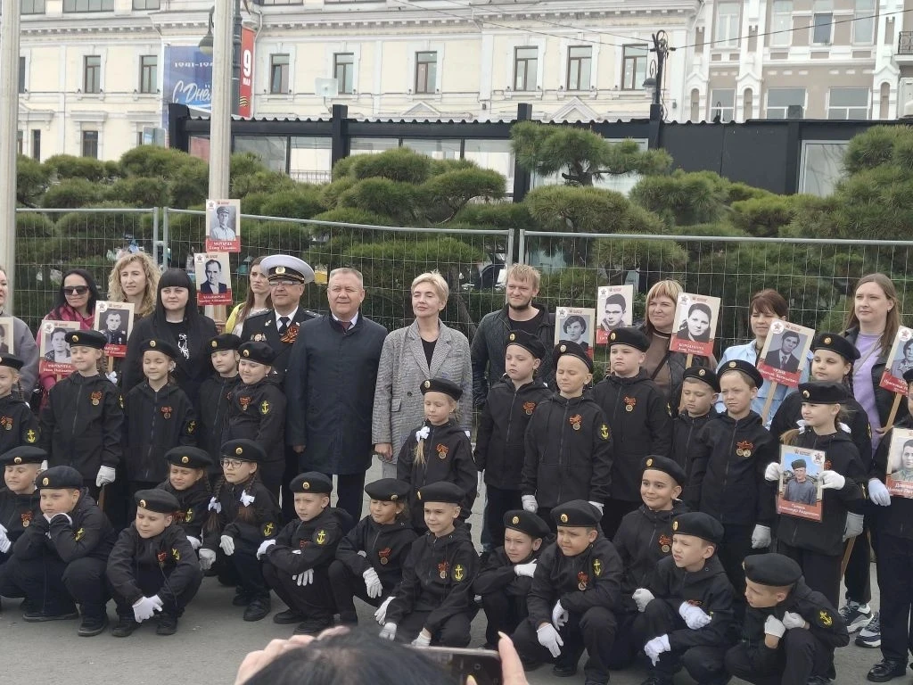НАШИ ГЕРОИ! В УНИСОН СО ВСЕМ МИРОМ! 🇷🇺  Центральная площадь Владивостока. Международный парад «Правн
