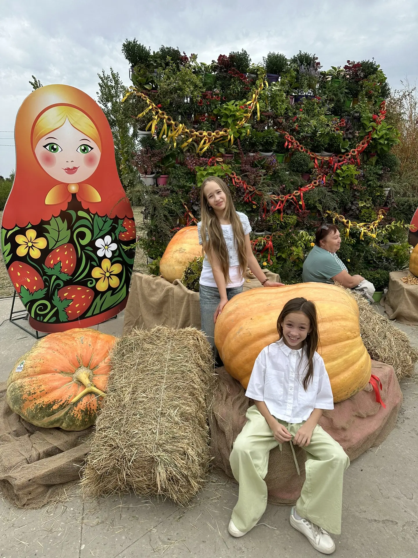 Сходили на осенний праздник. На фото максимально выжитое счастье моих девочек. Зато мат...