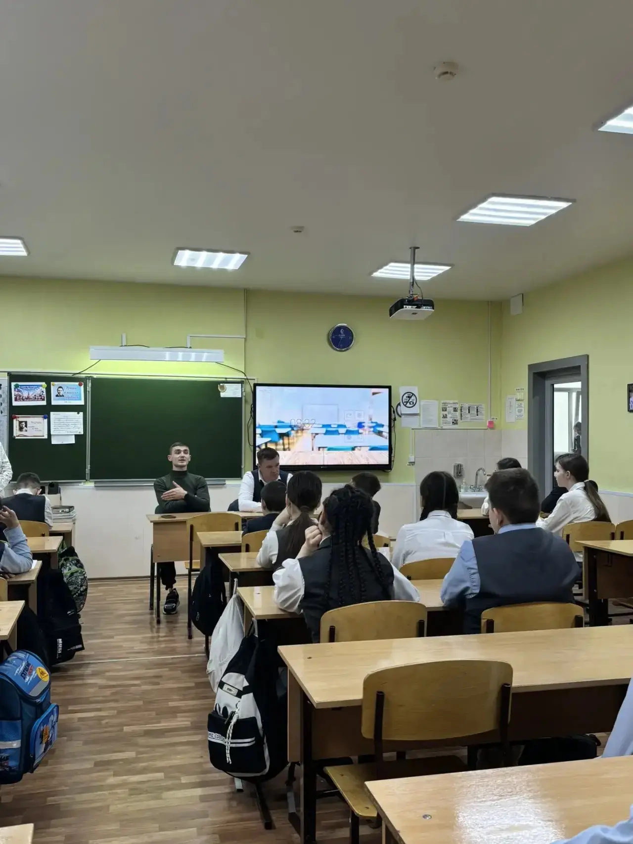 В рамках патриотического воспитания 27 апреля в 5 В классе состоялась встреча с ветеранами-гвардейца