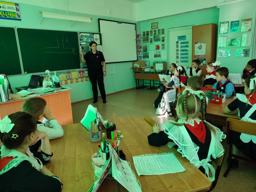 В 4г классе прошла встреча с инспектором по пропаганде безопасности дорожного движения, старшим лейт