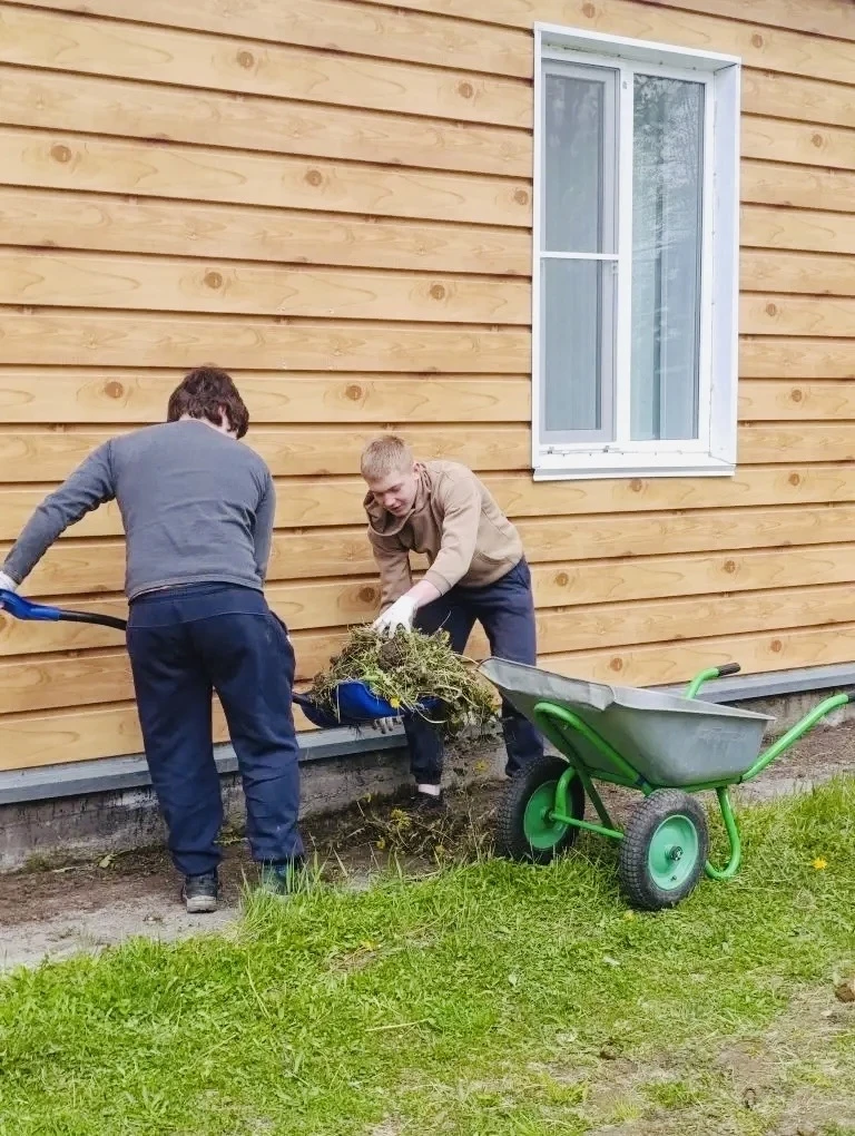 👷Трудовой десант: школьники наводят порядок на пришкольной территории