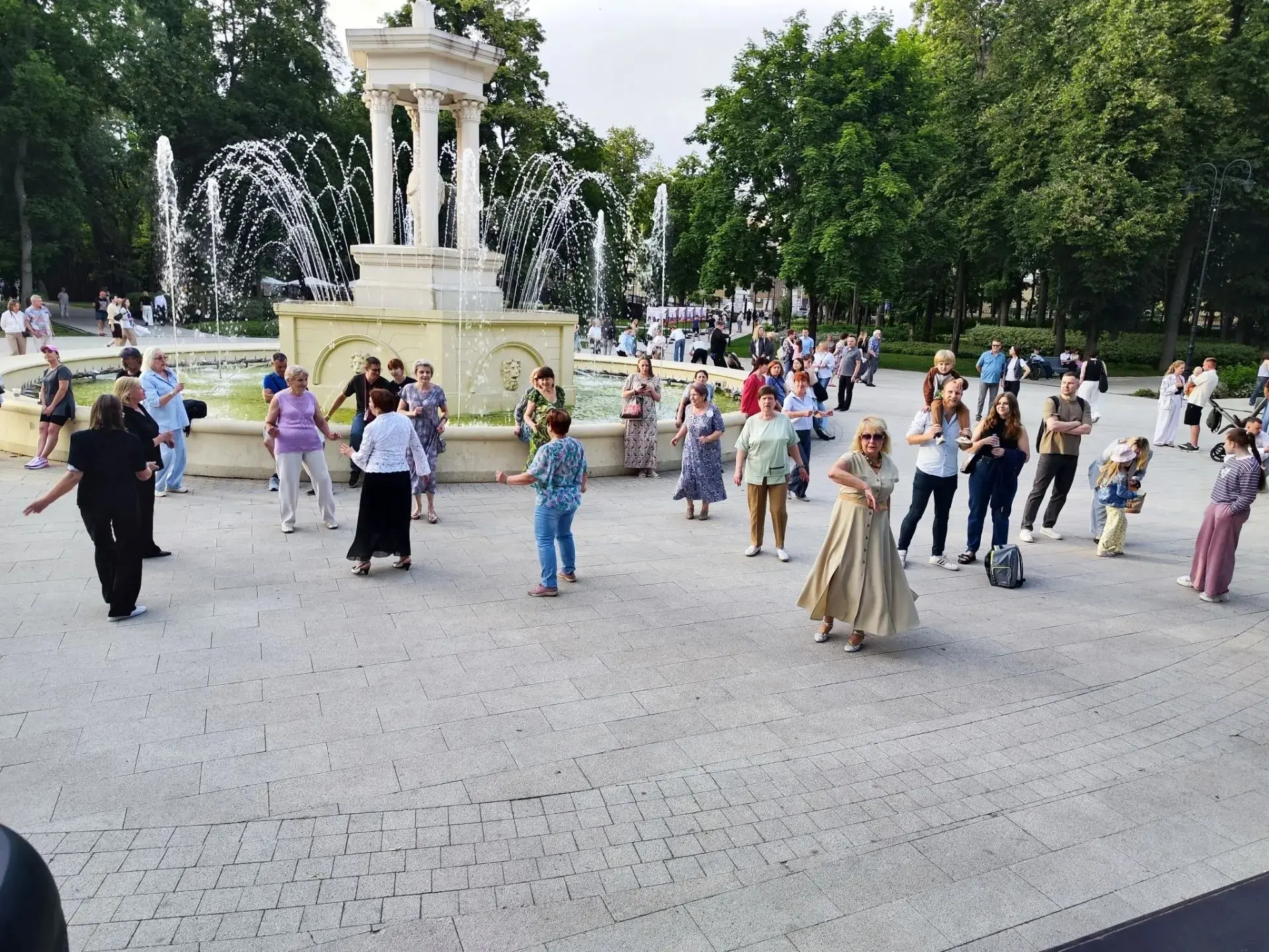 В парках «Орлёнок» и «Алые паруса» прошли зажигательные танцевальные занятия. Под руков...