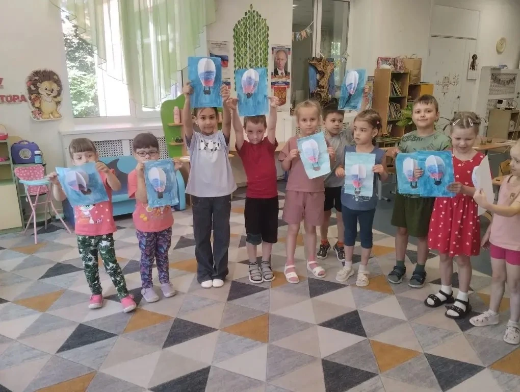 Накануне Дня России в детском саду прошел тематический день, посвященный этому событию.
 Патриотичес