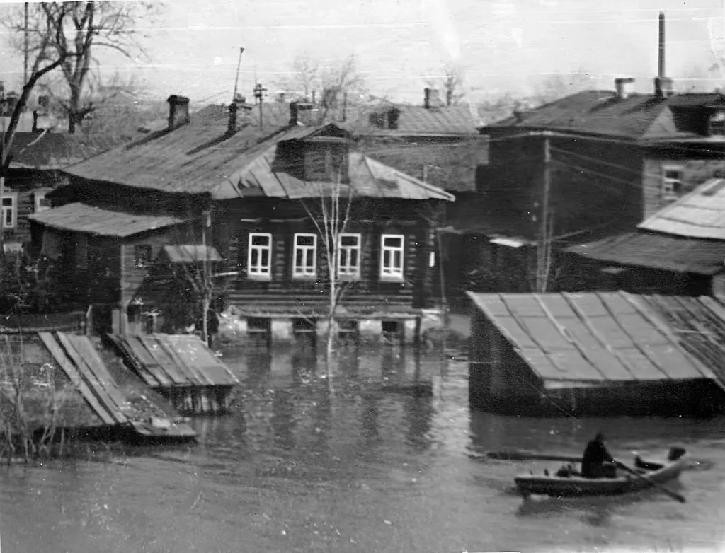 ул.Вокзальная 1973 год Торговый городок. Весенний разлив 1970 год Три подружки у гастронома на Театр