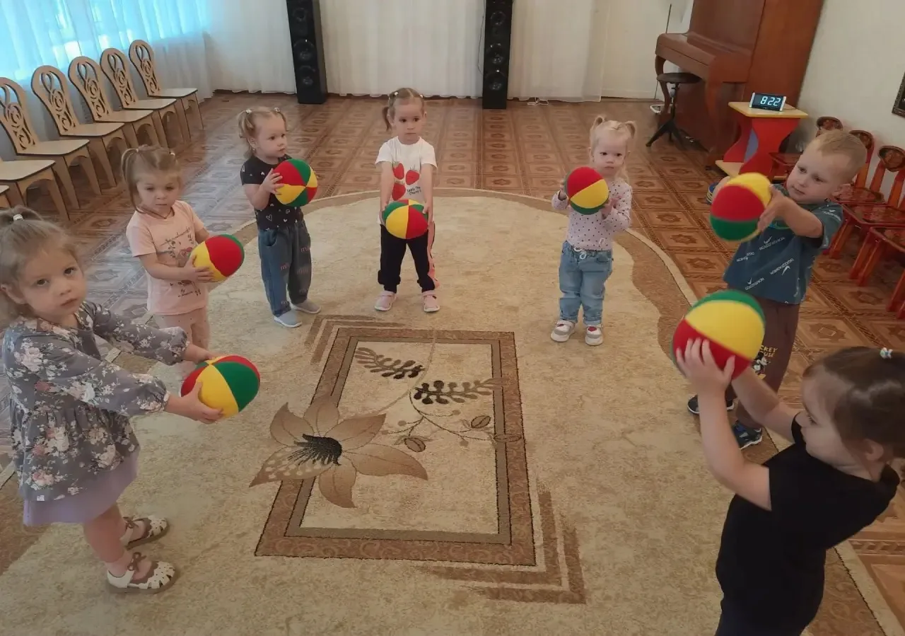Сегодня на утренней гимнастике малыши занимались с мягкими мячами! Для малышей это отли...