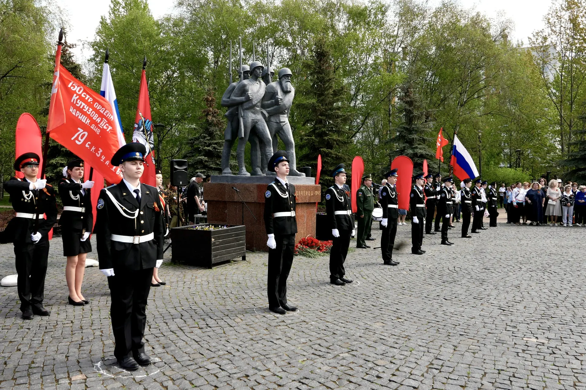 🇷🇺 ГЕРОИ БЕССМЕРТИЯ  В годы Великой Отечественной войны тысячи москвичей добровольно вступали в наро