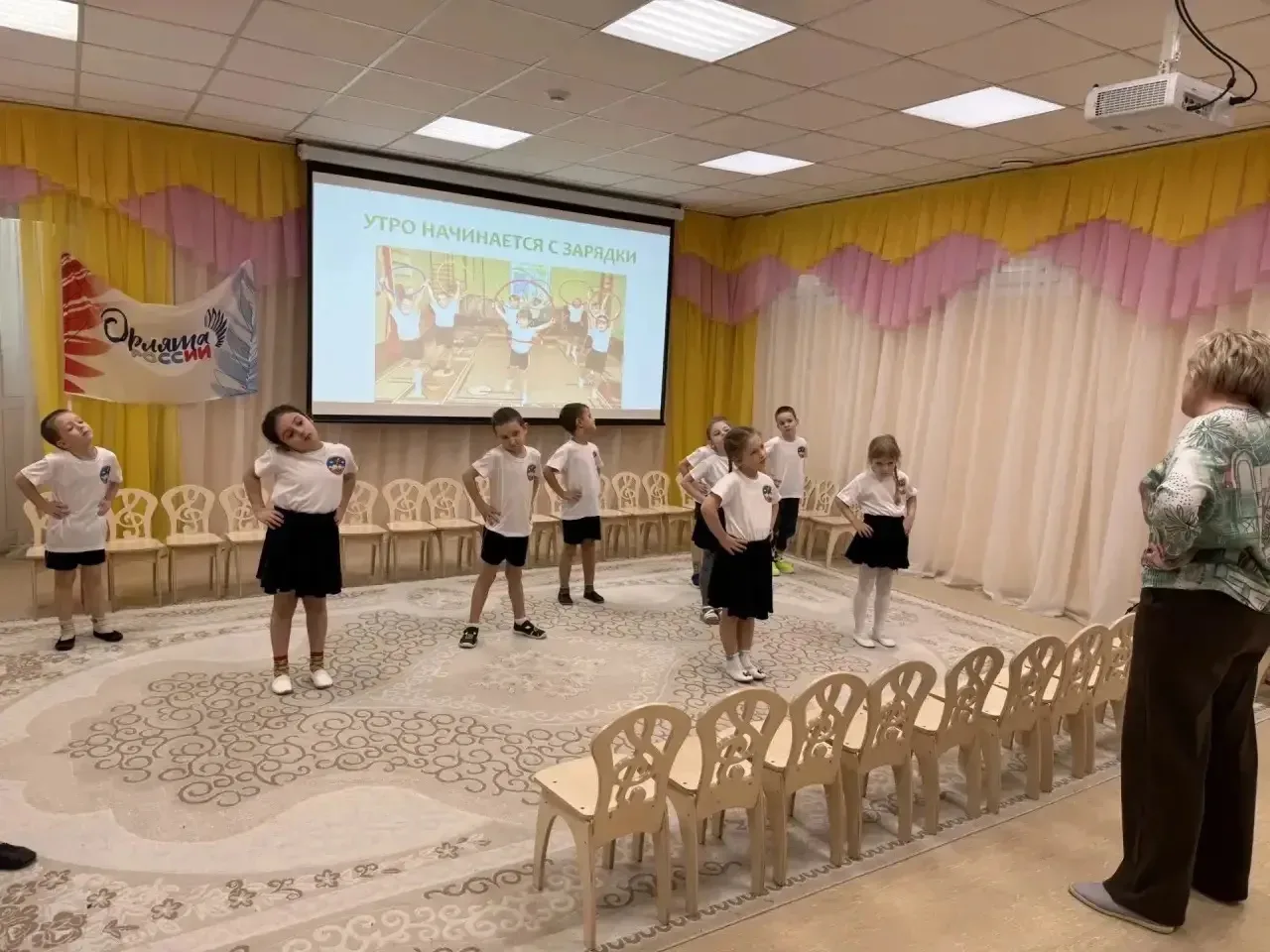 Сегодня в блоке «Азбука здоровья» прошло интегрированное занятие «Утро начинается с зарядки». Ребята