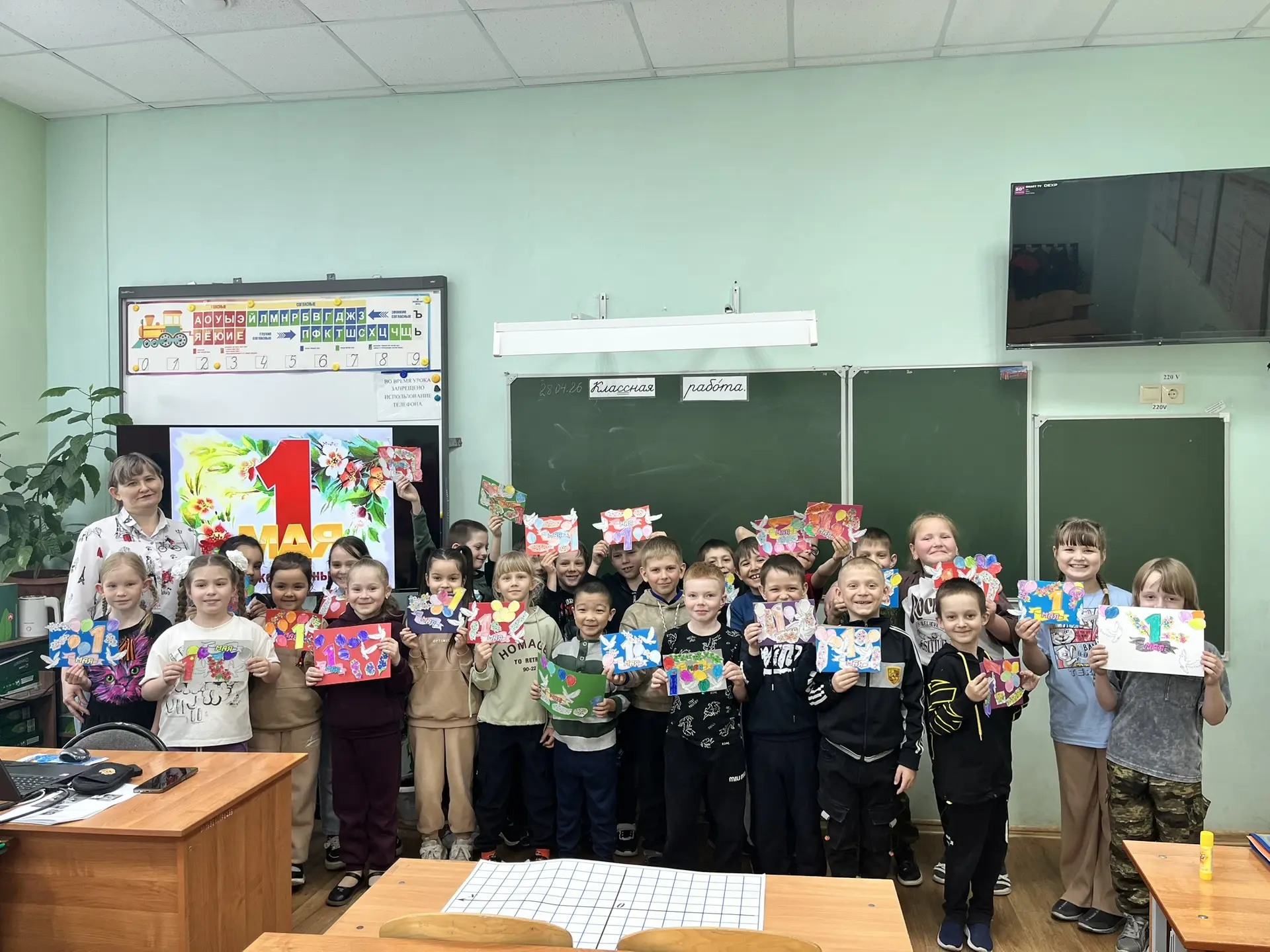 📢📚 1 «А» встречает весну и труд с улыбкой! 🌸🌿